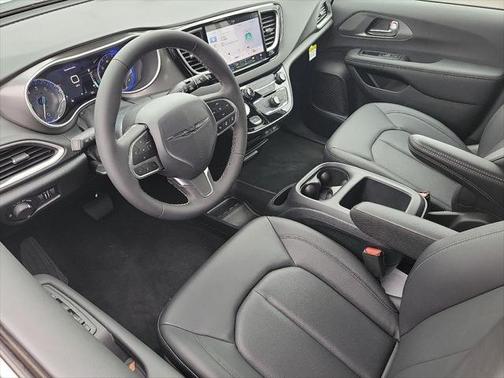 2025 Chrysler Voyager LX