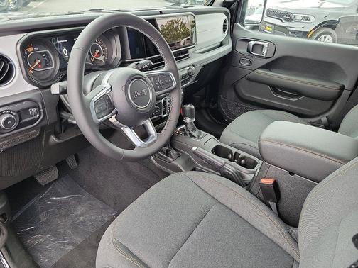 2025 Jeep Wrangler 4-Door Sahara 4x4