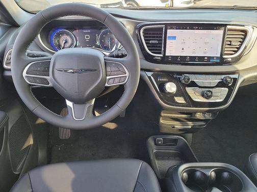 2025 Chrysler Voyager LX