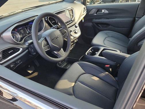 2025 Chrysler Voyager LX