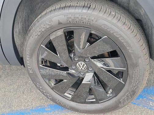 Gray 2025 Volkswagen Atlas 2.0T SE w/Technology