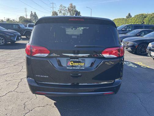 2025 Chrysler Voyager LX