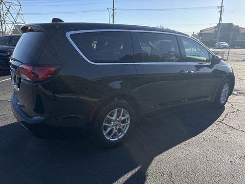 2025 Chrysler Voyager LX