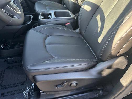 2025 Chrysler Voyager LX