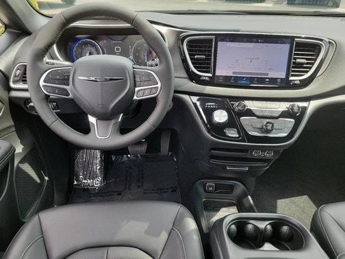 2025 Chrysler Voyager LX