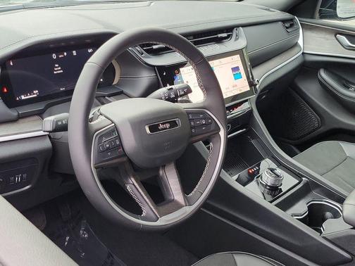 Diamond Black Crystal Pearlcoat 2026 Jeep Grand Cherokee Altitude