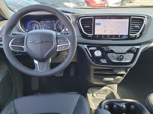 2025 Chrysler Voyager LX