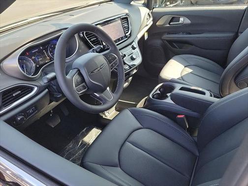 2025 Chrysler Voyager LX