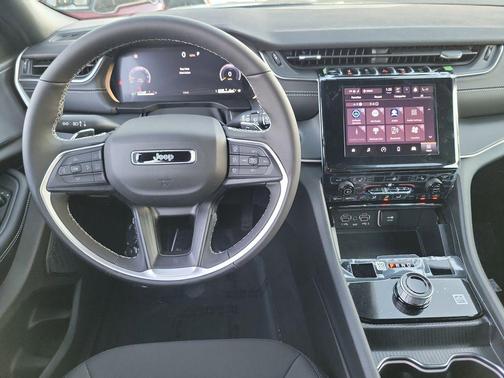 2025 Jeep Grand Cherokee Laredo