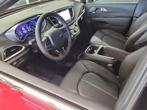 2025 Chrysler Voyager LX