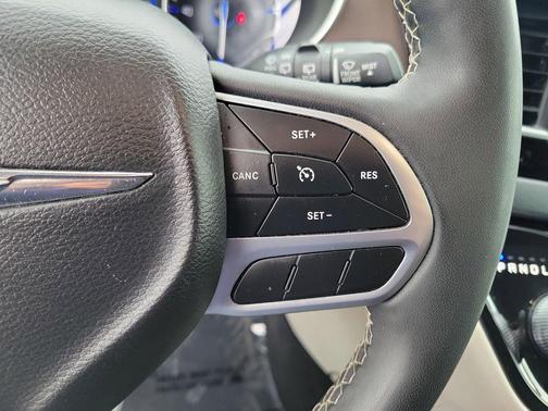 Bright White Clearcoat 2023 Chrysler Voyager LX