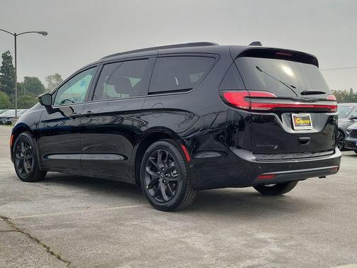 2026 Chrysler Pacifica L