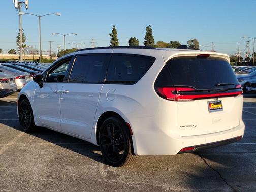 2026 Chrysler Pacifica L