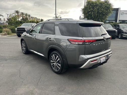 2022 Nissan Pathfinder Platinum 2WD