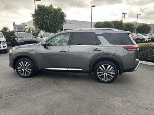 2022 Nissan Pathfinder Platinum 2WD