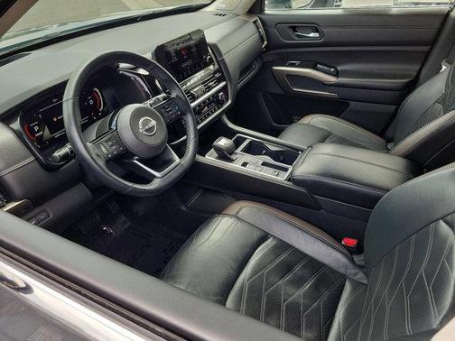 2022 Nissan Pathfinder Platinum 2WD