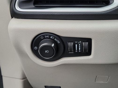 Bright White Clearcoat 2023 Chrysler Pacifica Touring L