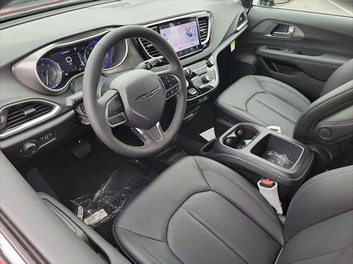 2025 Chrysler Voyager LX