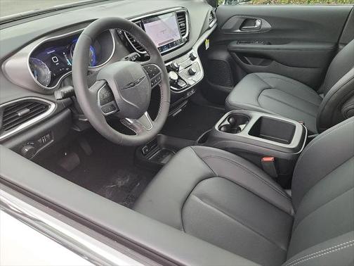 2025 Chrysler Voyager LX