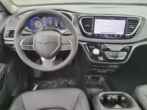 2025 Chrysler Voyager LX