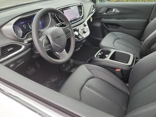 2025 Chrysler Voyager LX