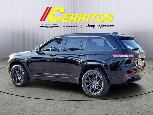 diamond black crystal pearlcoat 2026 Jeep Grand Cherokee Summit