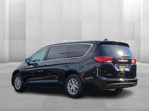 2025 Chrysler Voyager LX