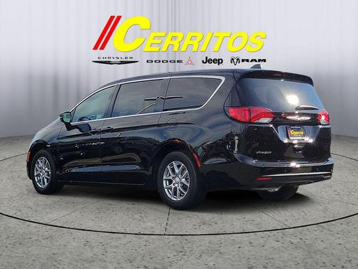 2025 Chrysler Voyager LX