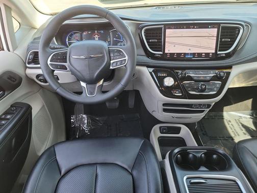 Bright White Clearcoat 2024 Chrysler Pacifica Hybrid Select