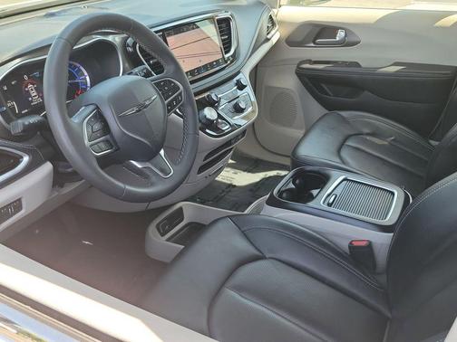 Bright White Clearcoat 2024 Chrysler Pacifica Hybrid Select