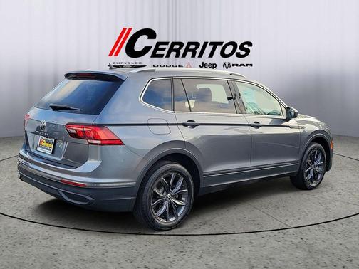 Platinum Gray Metallic 2024 Volkswagen Tiguan 2.0T SE