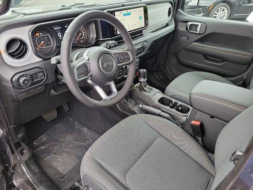 2025 Jeep Wrangler 4-Door Sahara 4x4