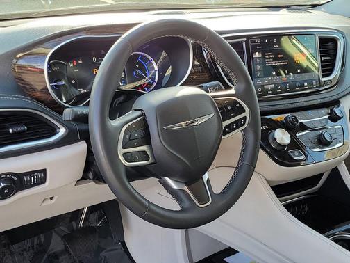 Silver Mist Clearcoat 2023 Chrysler Pacifica Hybrid Limited