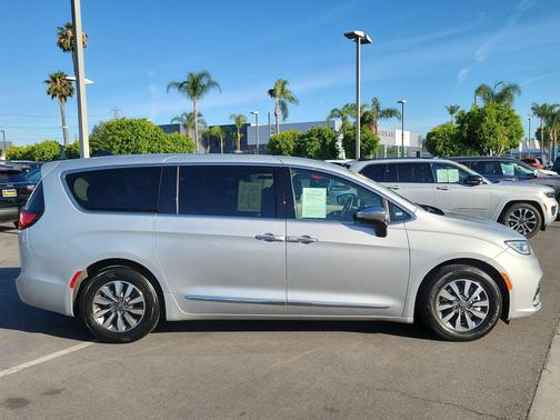 Silver Mist Clearcoat 2023 Chrysler Pacifica Hybrid Limited