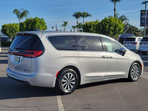 Silver Mist Clearcoat 2023 Chrysler Pacifica Hybrid Limited