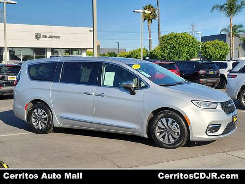 Silver Mist Clearcoat 2023 Chrysler Pacifica Hybrid Limited