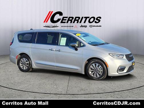 Silver Mist Clearcoat 2023 Chrysler Pacifica Hybrid Limited