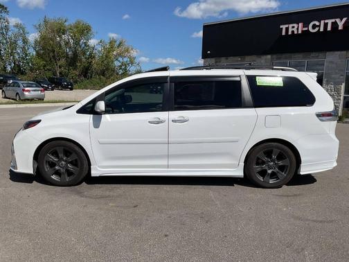 Super White 2017 Toyota Sienna SE Premium