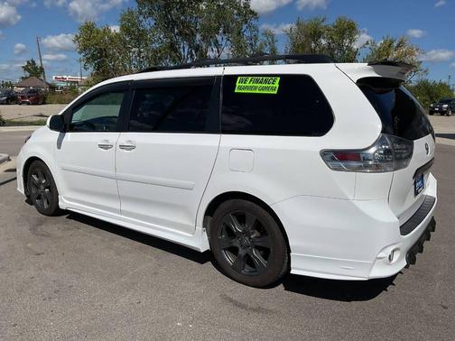 Super White 2017 Toyota Sienna SE Premium