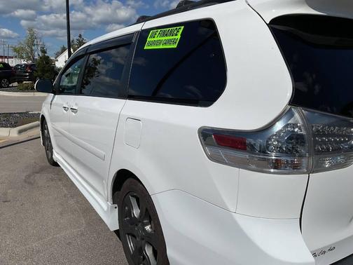 Super White 2017 Toyota Sienna SE Premium