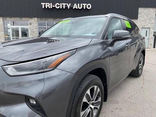 Magnetic Gray Metallic 2021 Toyota Highlander XLE