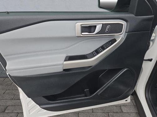 Star White 2024 Ford Explorer XLT