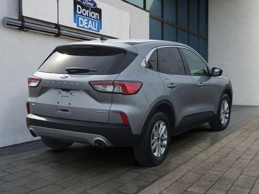 Iconic Silver Metallic 2022 Ford Escape SE