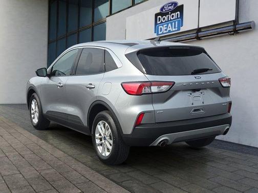 Iconic Silver Metallic 2022 Ford Escape SE