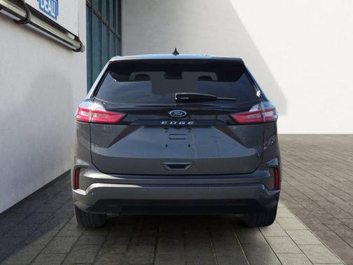 Black 2022 Ford Edge SEL