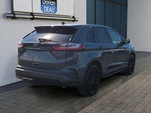 Black 2022 Ford Edge SEL