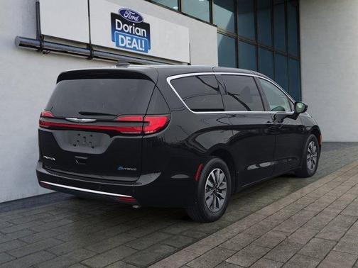 Brilliant Black Crystal Pearlcoat 2023 Chrysler Pacifica Hybrid Touring L