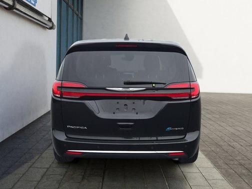 Brilliant Black Crystal Pearlcoat 2023 Chrysler Pacifica Hybrid Touring L
