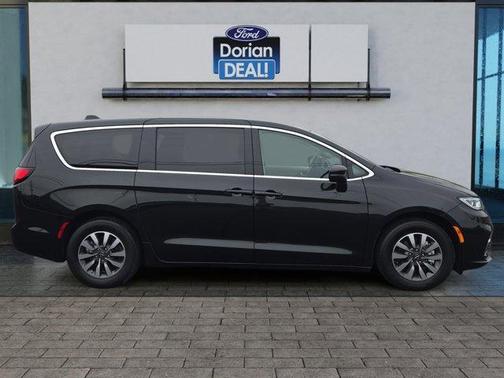 Brilliant Black Crystal Pearlcoat 2023 Chrysler Pacifica Hybrid Touring L