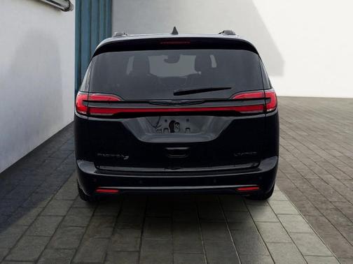 Diamond Black Crystal Pearlcoat 2025 Chrysler Pacifica Limited